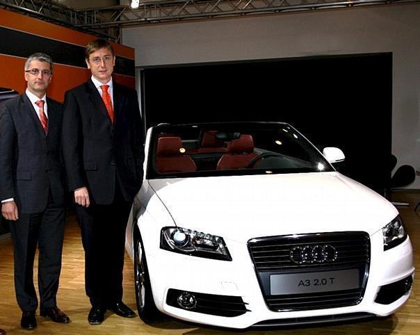 Vorsitzender des Vorstands der AUDI AG Rupert Stadler und Ministerpräsident Ferenc Gyurcsány mit dem neuen A3 Cabriolet.